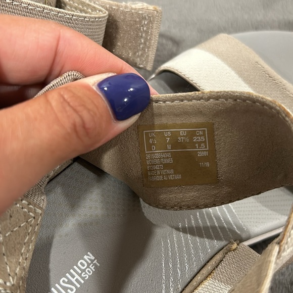 Clark’s Cloudsteppers sandals size 7, worn a few times. Khaki/Cream - Picture 6 of 6